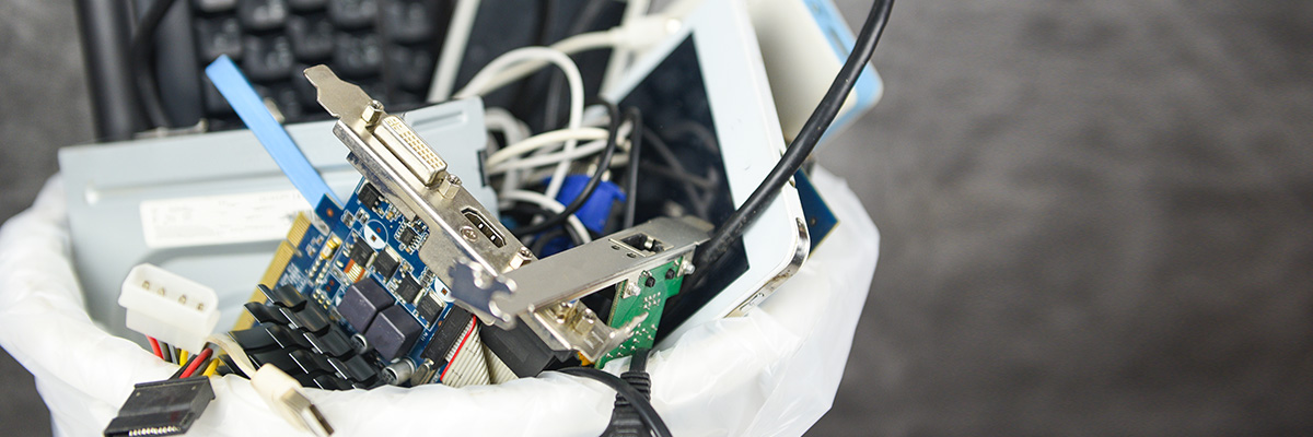 Elektrośmieci do utylizacji w koszu