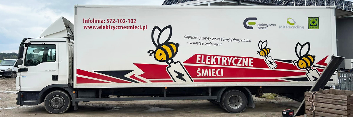 Ciężarówka z napisem elektryczne śmieci